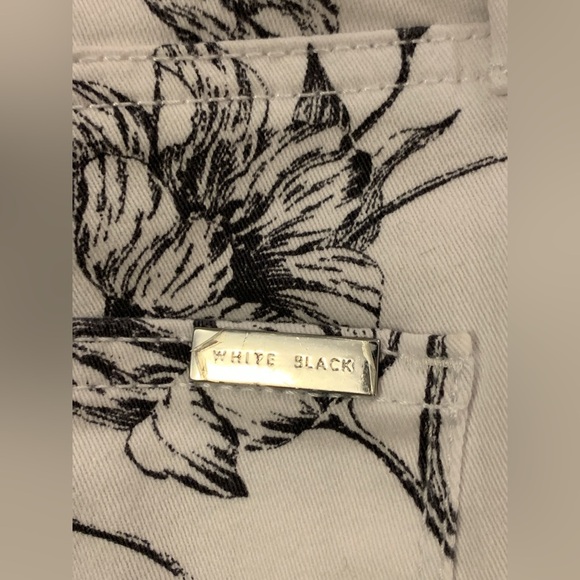 NWOT jeans WHBM “the skinny ankle” 4 mid-rise white black floral - Picture 5 of 8